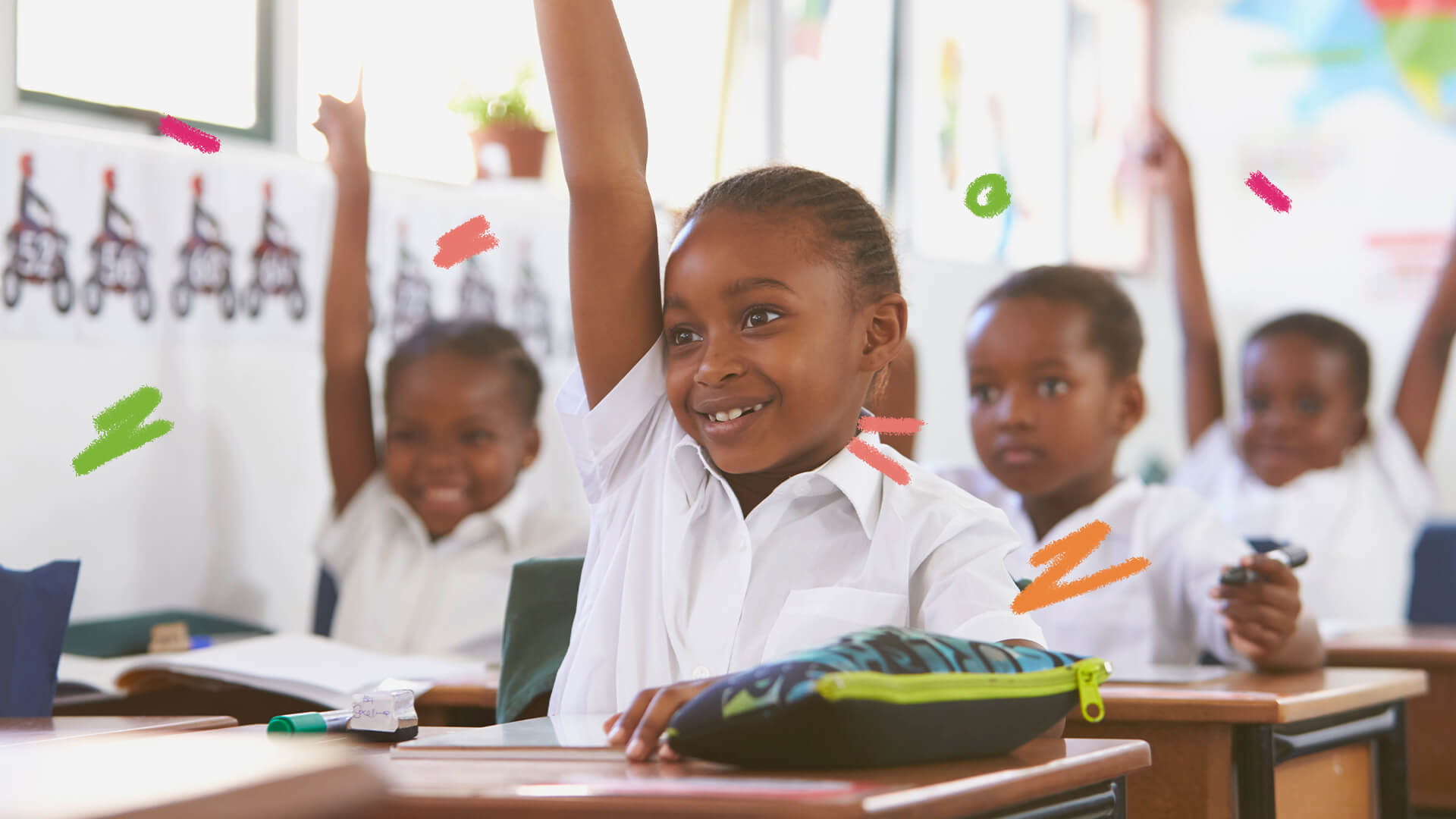 Meninos africanos estudam educação on-linecrianças assistindo