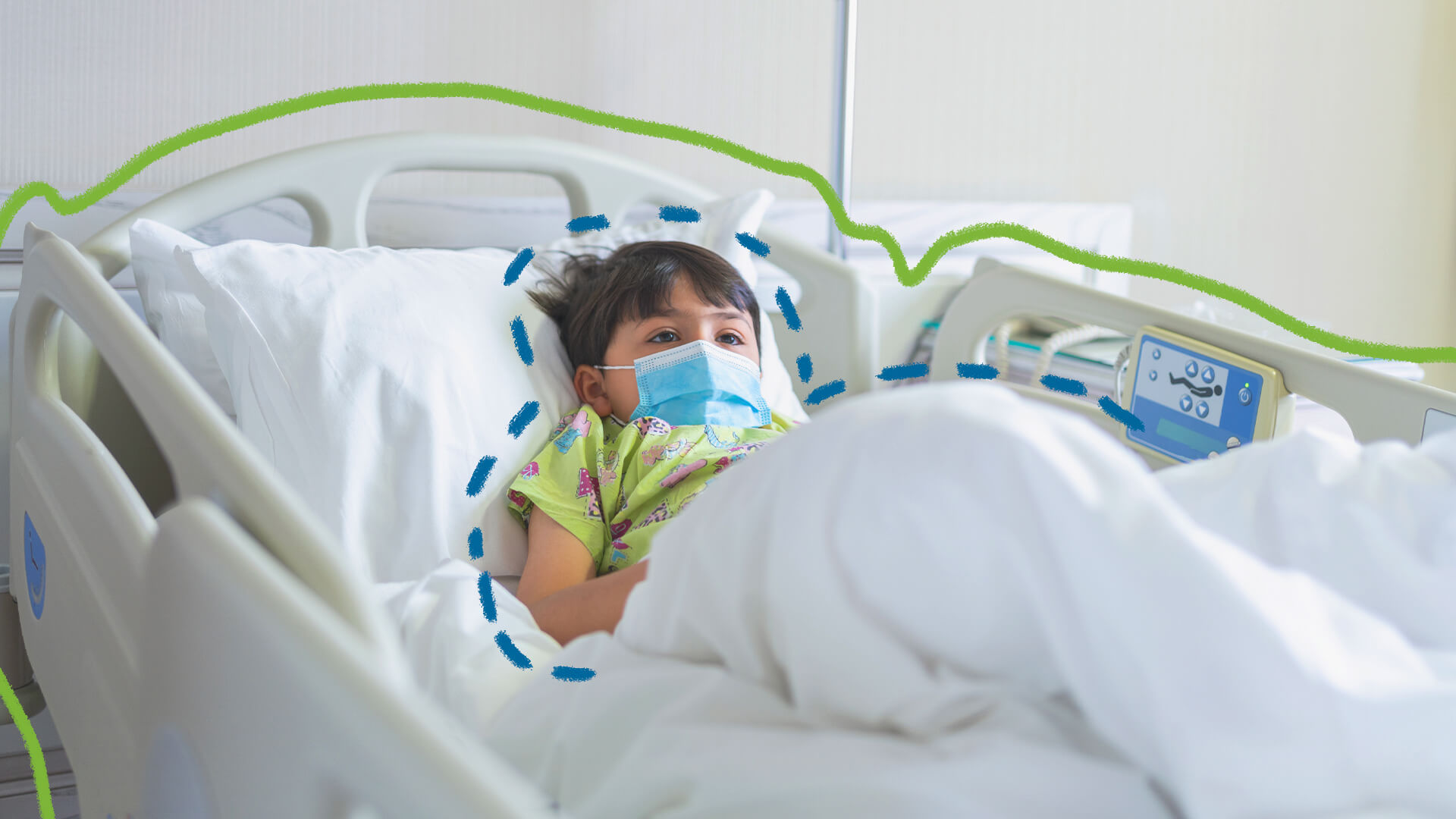 Um menino branco usa uma máscara azul e está deitado em um leito de hospital.