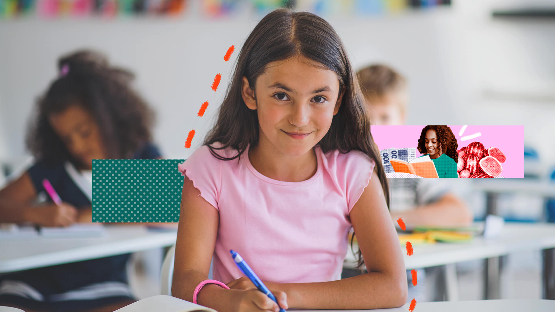 A imagem mostra uma menina branca de cabelos claros e olhos escuros. Ela está sentada na carteira da sala de aula, segurando uma caneta.