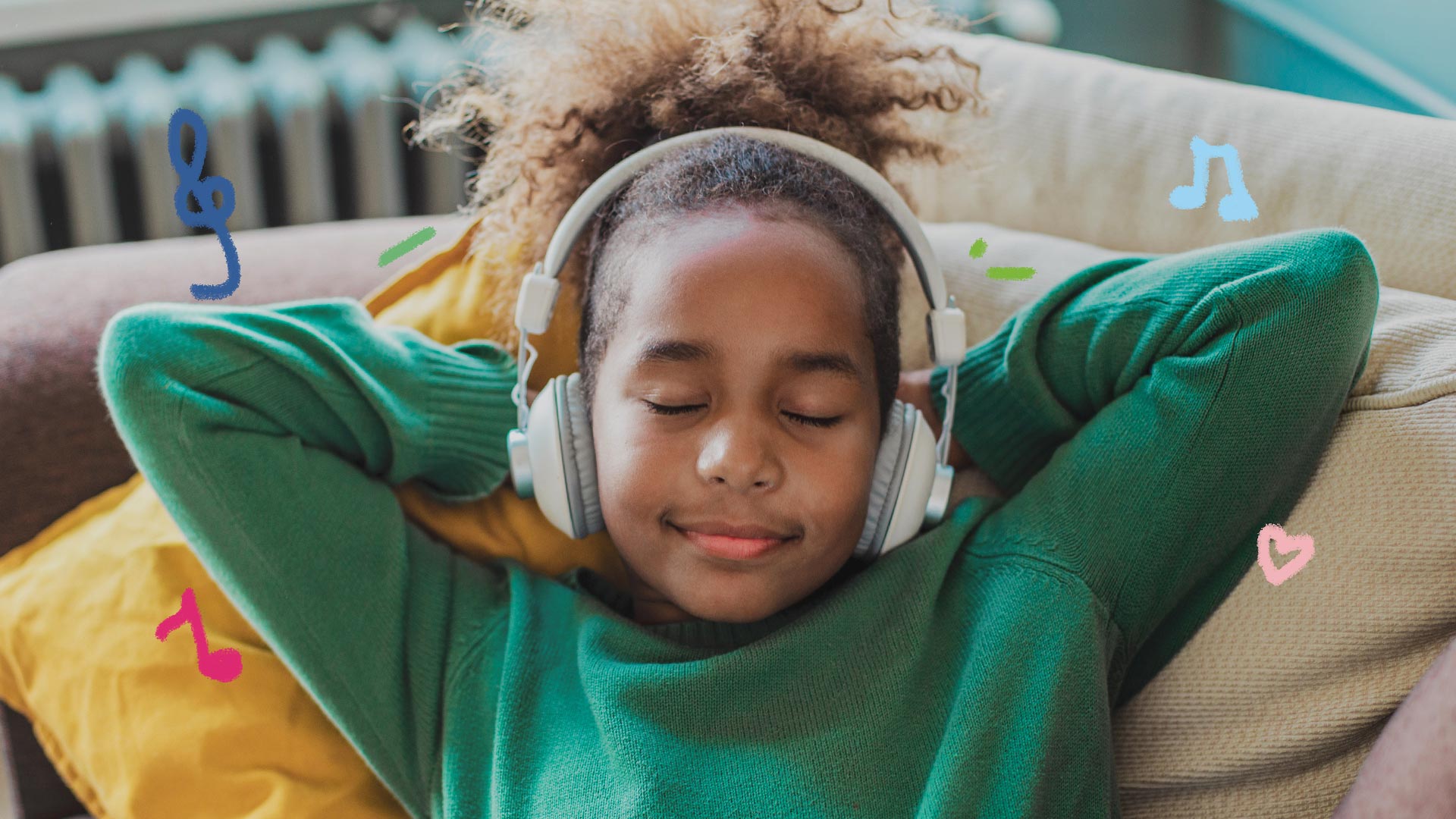 Músicas Lo-fi: foto de uma menina negra está sentada no sofá, de olhos fechados. Ela ouve música em um fone de ouvido e veste um suéter verde escuro.