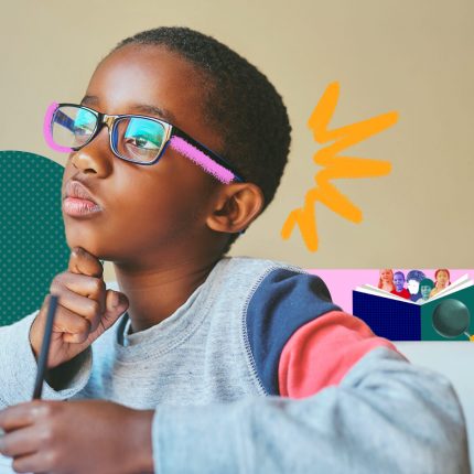 Um menino negro de óculos está segurando um lápis com uma mão e a outra está apoiado no queixo.