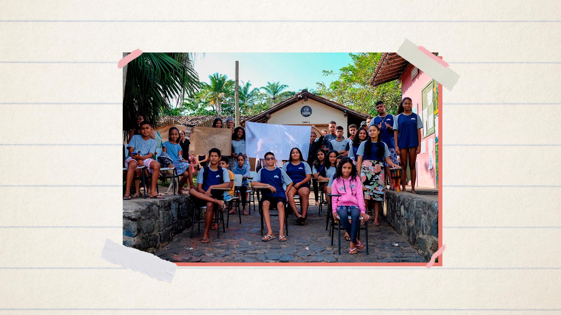 Ao centro da imagem, um grupo com diversas crianças posa para uma fotografia na cidade de Caraíva, sul da Bahia. Rabiscos e papéis compõem a imagem, fazendo uma moldura para a foto.