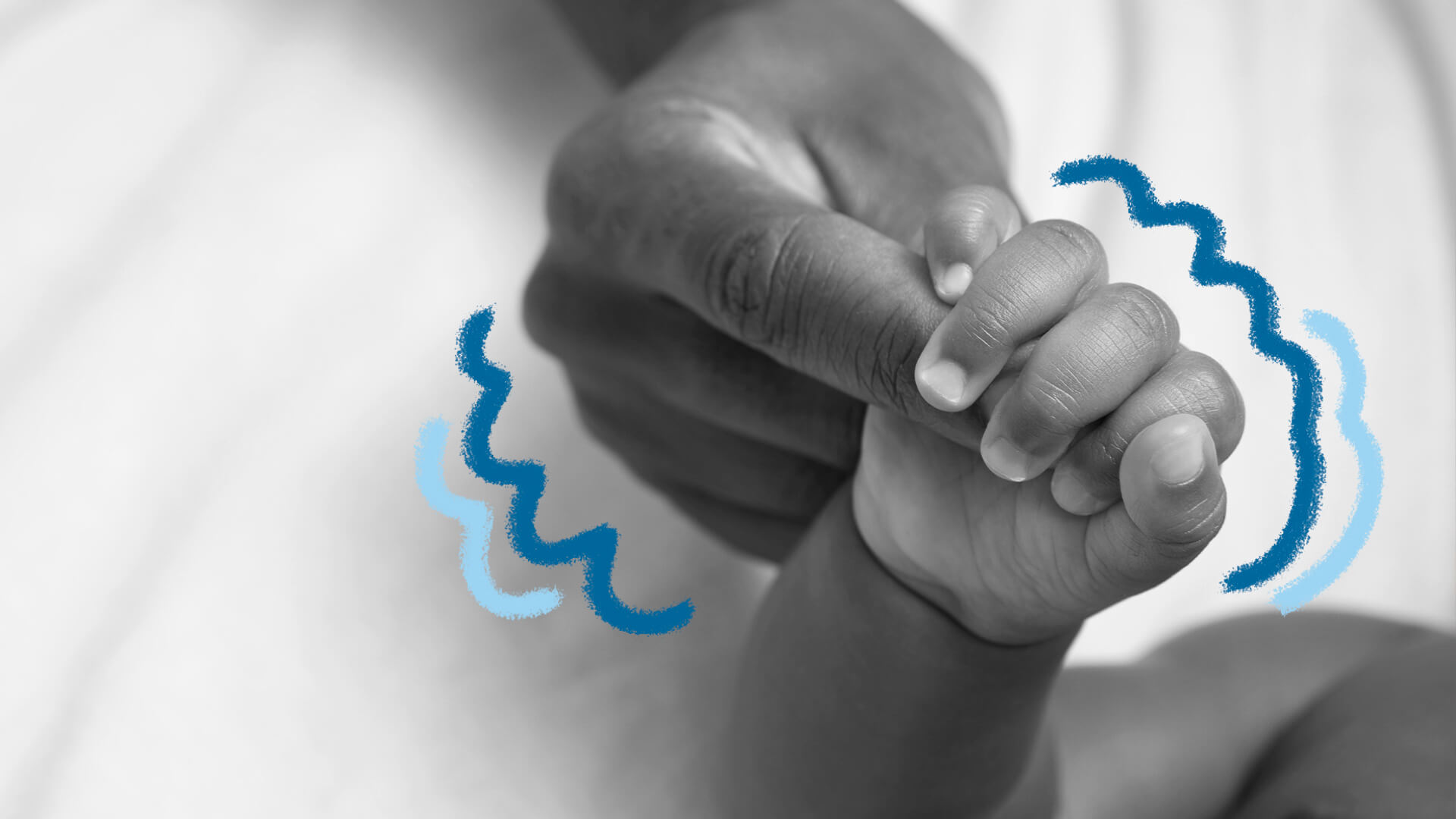 Imagem em preto e branco de uma mão de bebê segurando o dedo de um adulto.