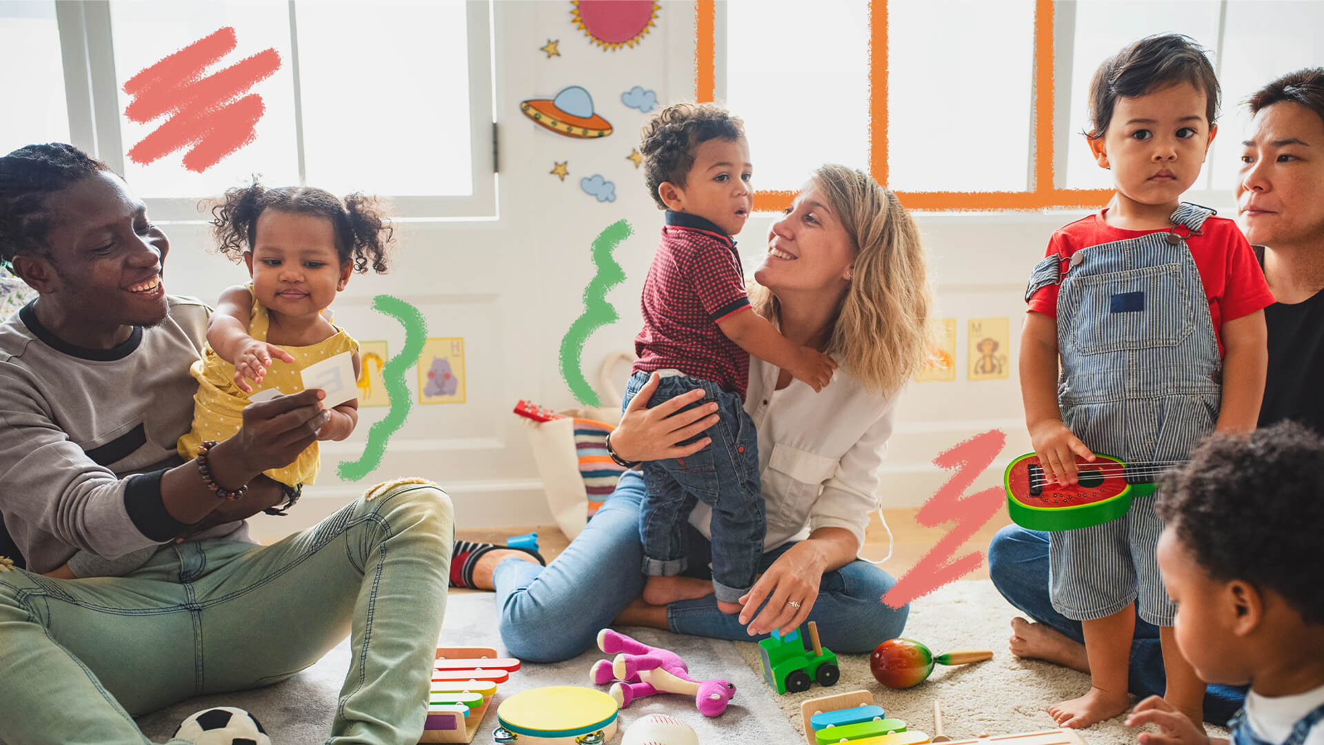 Práticas pedagógicas na educação infantil: na imagem, um grupo multiétnico de crianças está em uma sala com um grupo multi étnico de educadoras. Brinquedos de vários tipos estão espalhados em um chão de carpete.