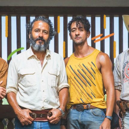 Foto de quatro homens, personagens da novela Pantanal, interpretados por Jesuíta Barbosa (Jove), Marcos Palmeira (José Leôncio), Irandhir Santos (José Lucas) e José Loreto (Tadeu), respectivamente