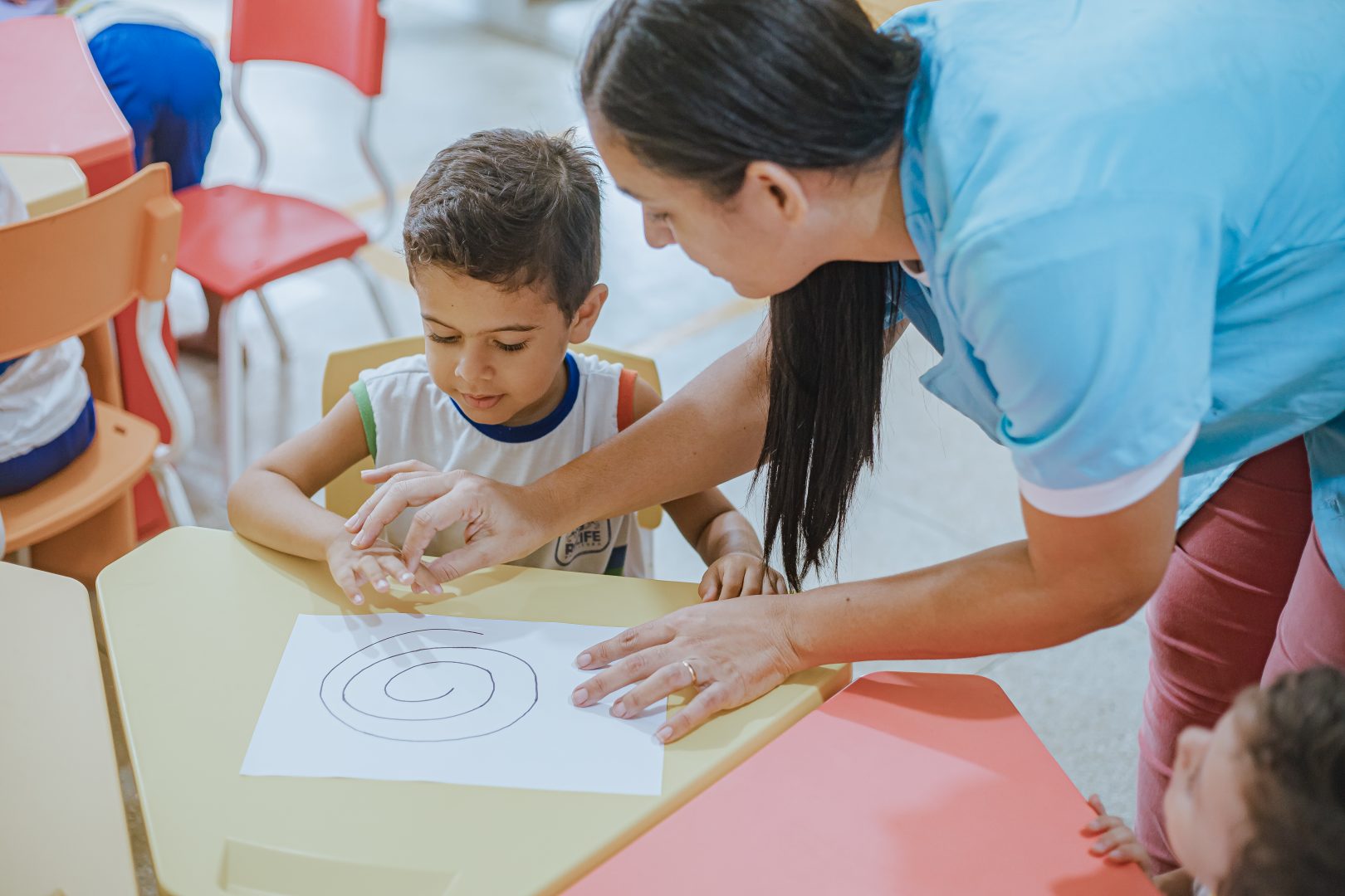 Educação escolar em casa, desenvolvimento infantil na era digital