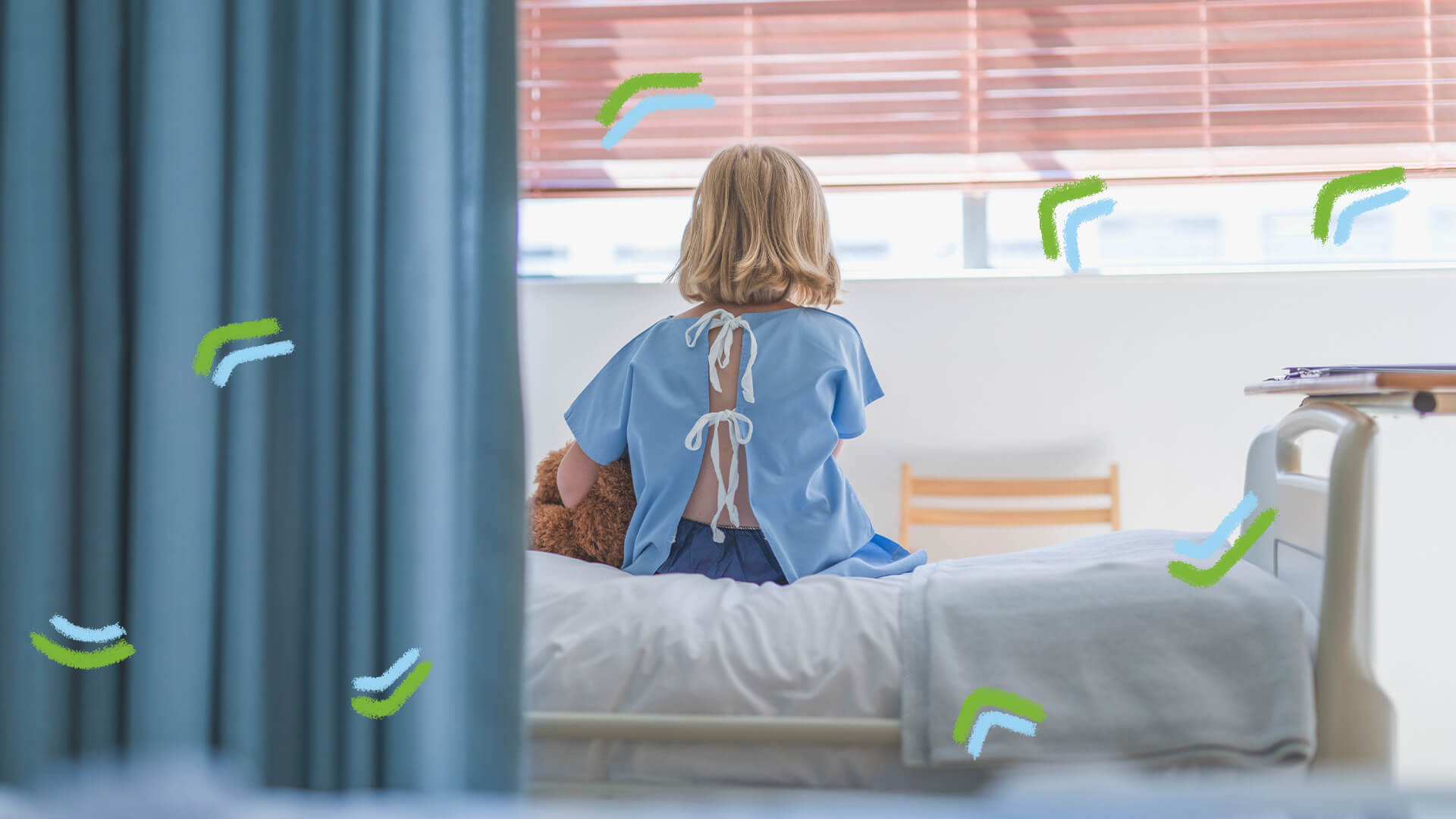 Uma criança está sentada em uma cama, de costas, olhando para janela.