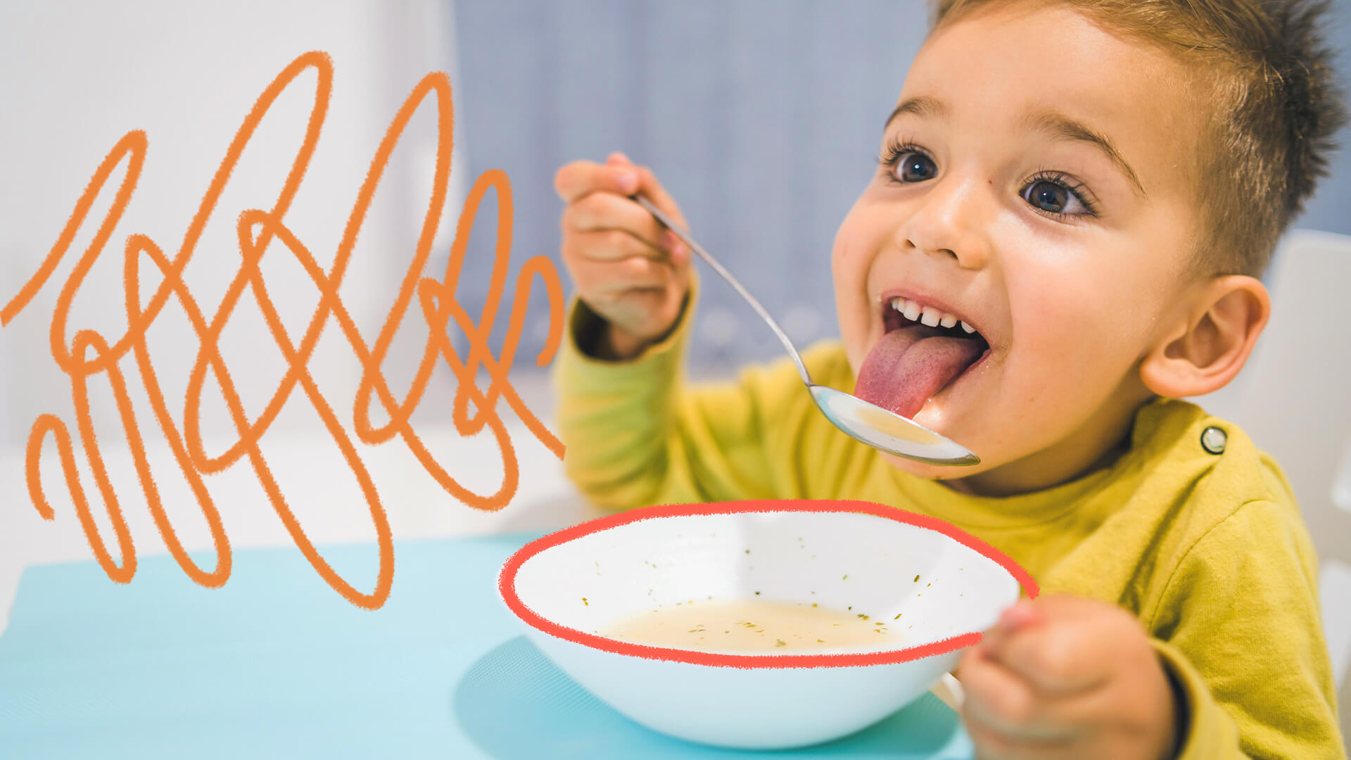 Receita de capeletti in brodo: um menino branco toma sopa em uma colher