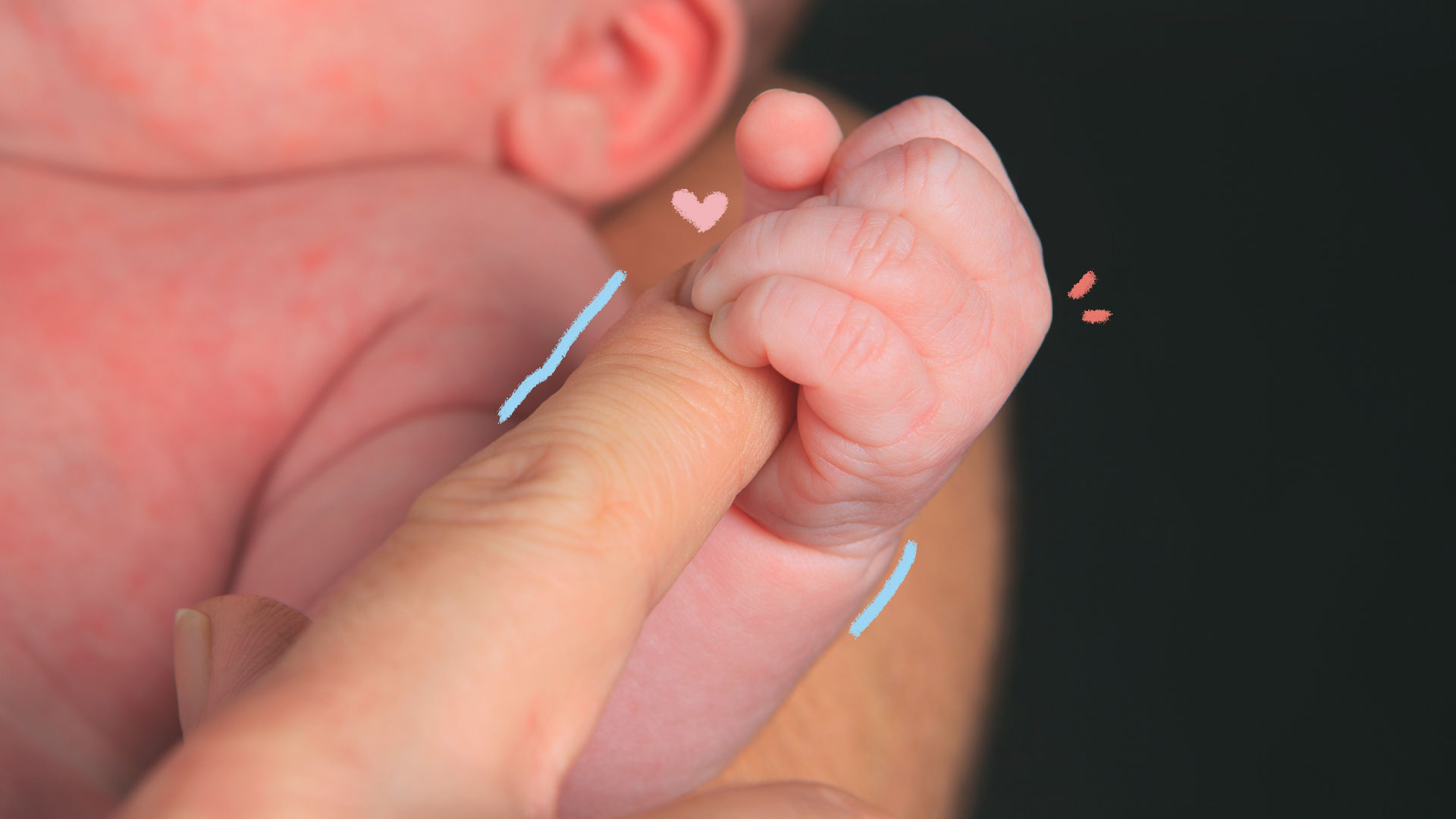 Imagem da mão de um bebê prematuro segurando o dedo de um adulto. Ambos possuem pele clara.