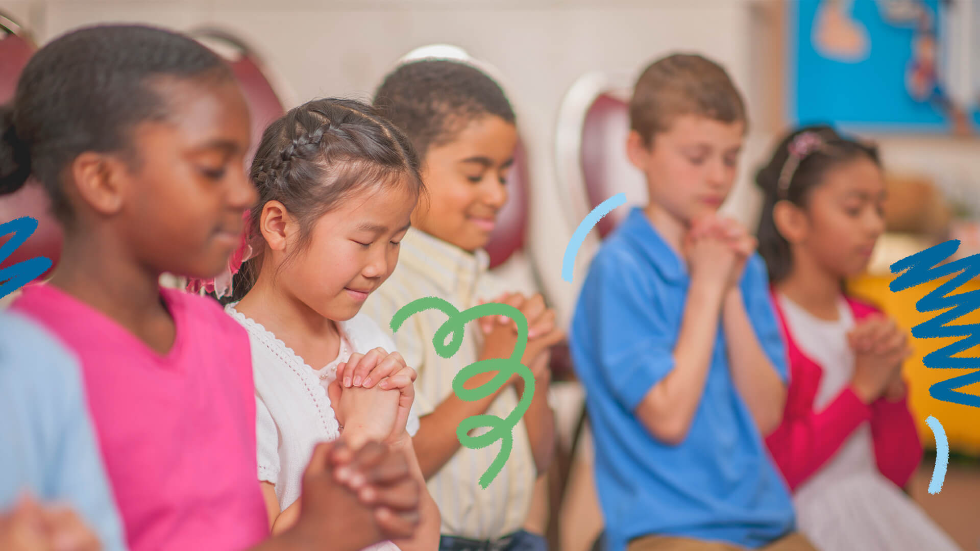 Crianças de diferentes etnias e usando roupas coloridas estão rezando nesta foto. A matéria é sobre ensino religioso nas escolas.