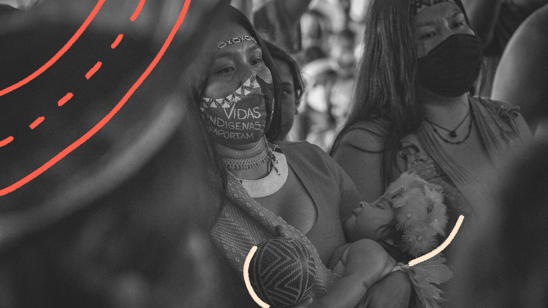 Foto em preto e branco de mulheres indígenas. A mulher em primeiro plano usa máscara e carrega no colo um bebê. A matéria é sobre Mortes violentas de crianças no AM