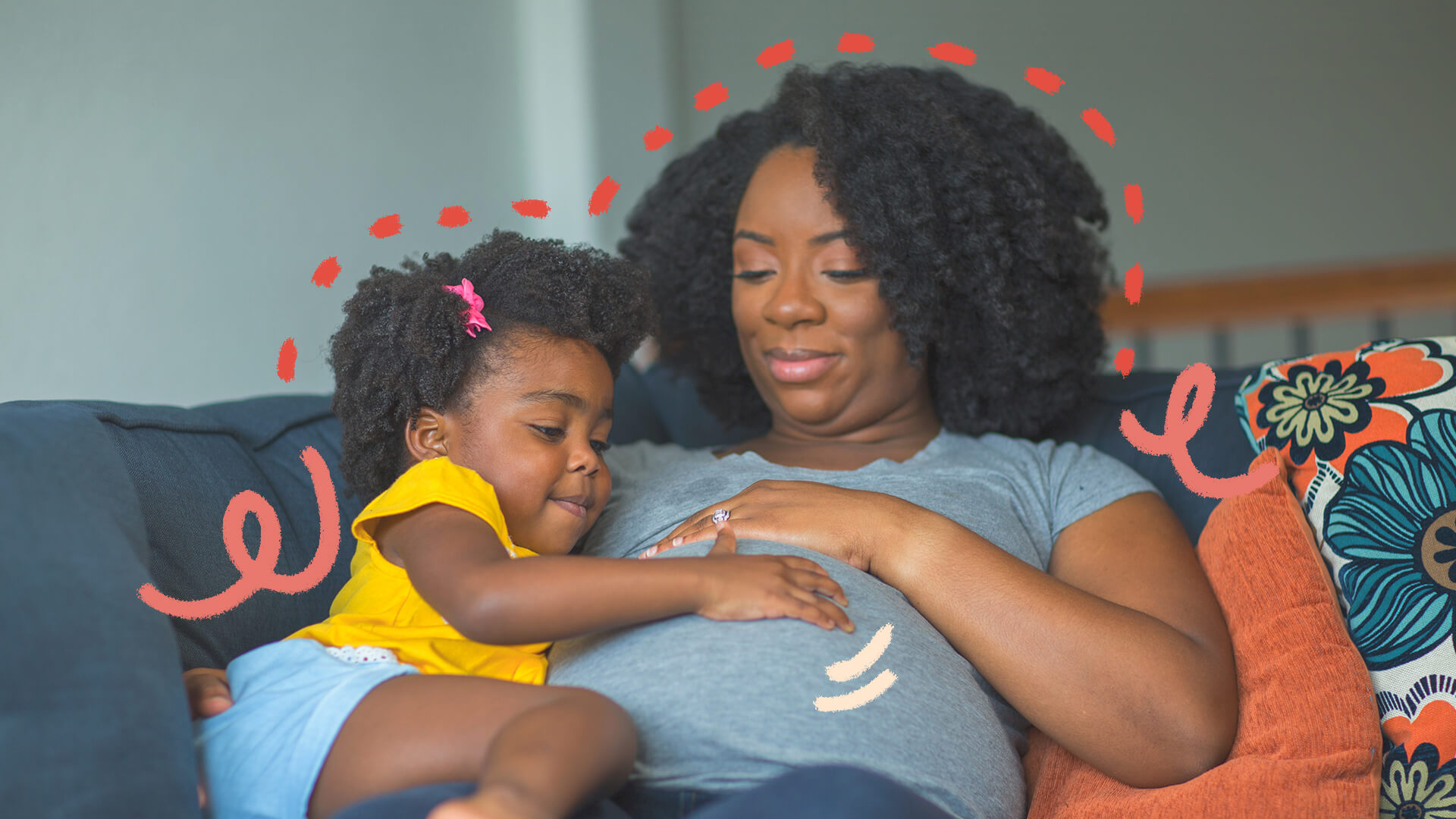 Imagem de uma mulher negra grávida, sentada no sofá, acompanhada da filha, também negra, que está com a mão em sua barriga.