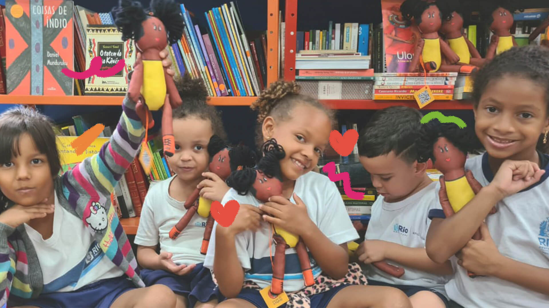 Um grupo de meninas negras brinca com bonecas negras em uma biblioteca.