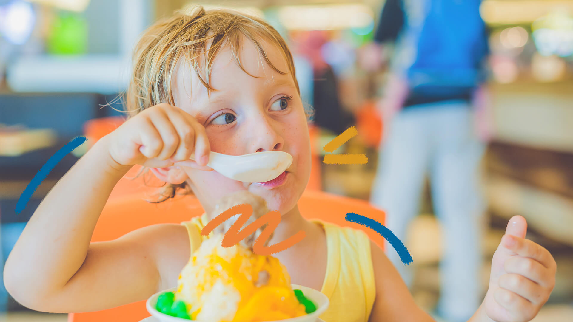 Creme de manga: foto de um menino loiro, branco e de olhos azuis que come uma sobremesa de creme de manga com uma colher.