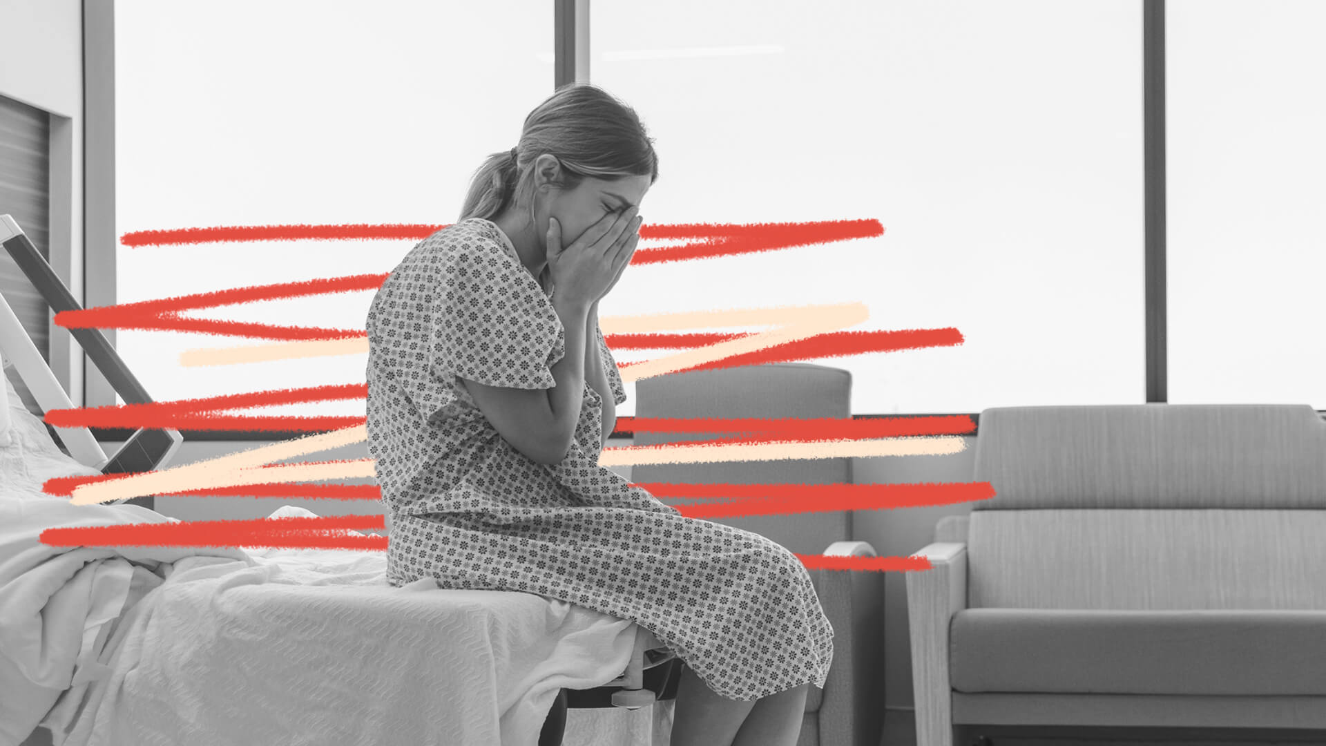 Frustração no parto: uma mãe está sentada em uma cama de hospital, com as mãos apoiadas no rosto e semblante triste.