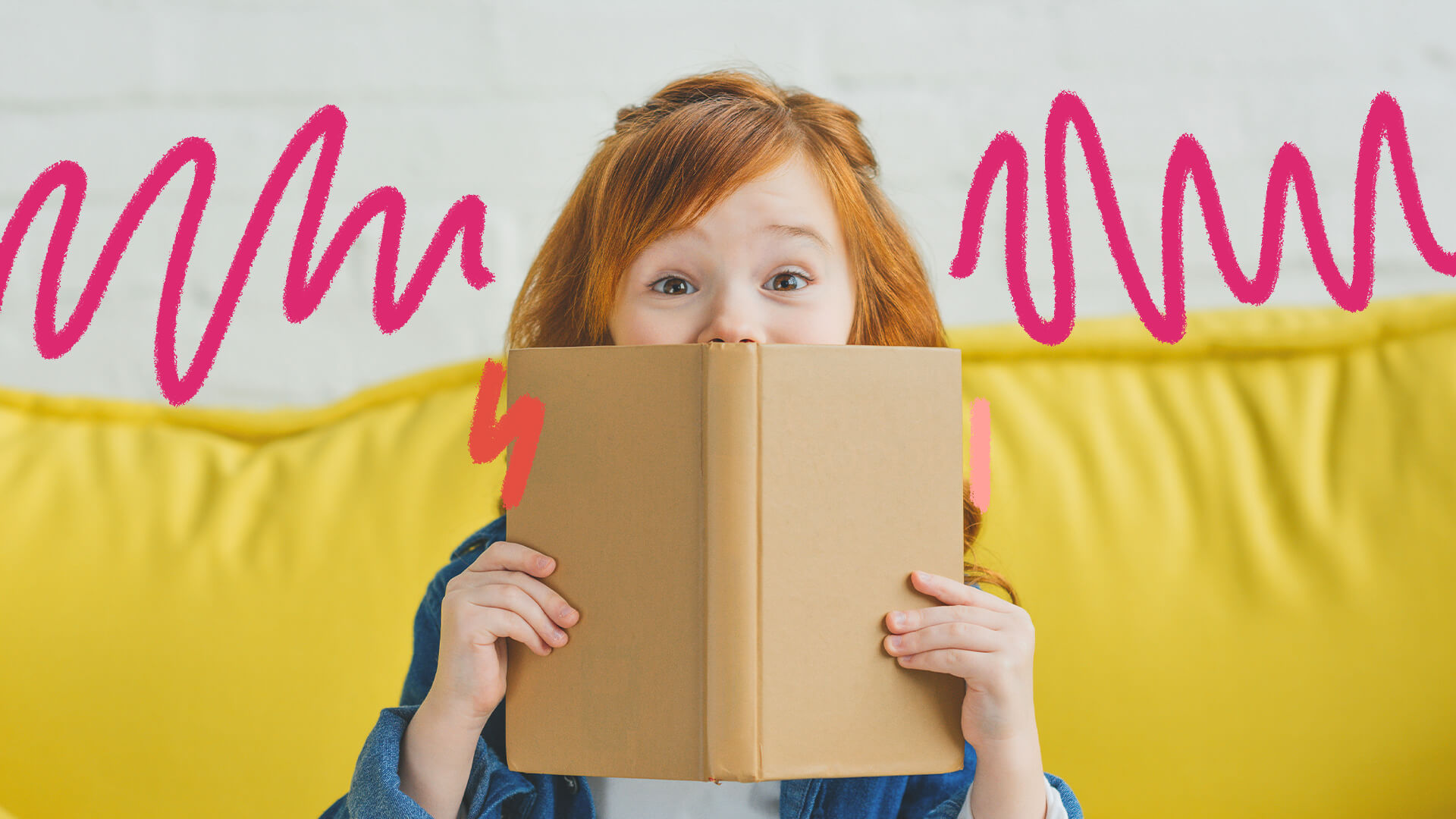Melhores livros de 2022: foto de uma menina ruiva que segura um livro de capa lisa na cor bege com as duas mãos, em frente à boca. Ela está sentada num sofá amarelo.