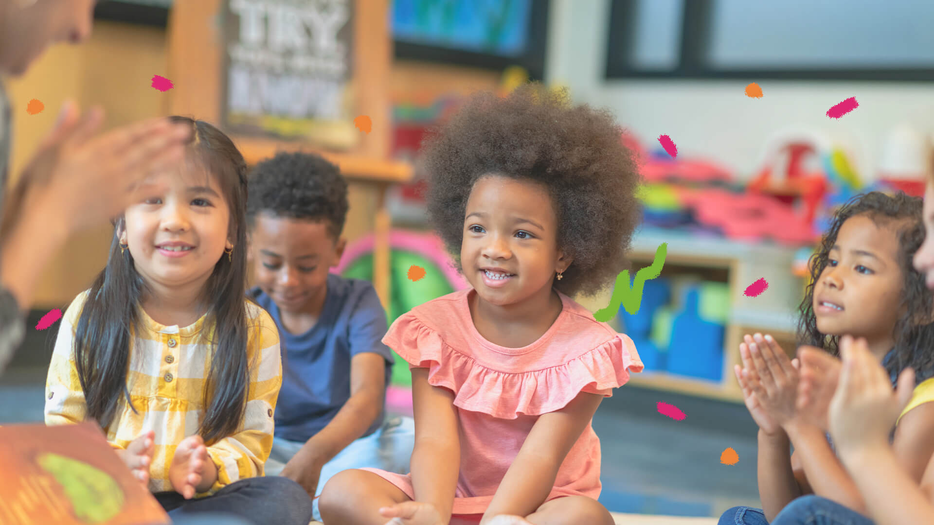 Lei 10,639: na imagem, um grupo multiétnico de crianças brinca em uma sala de aula colorida.