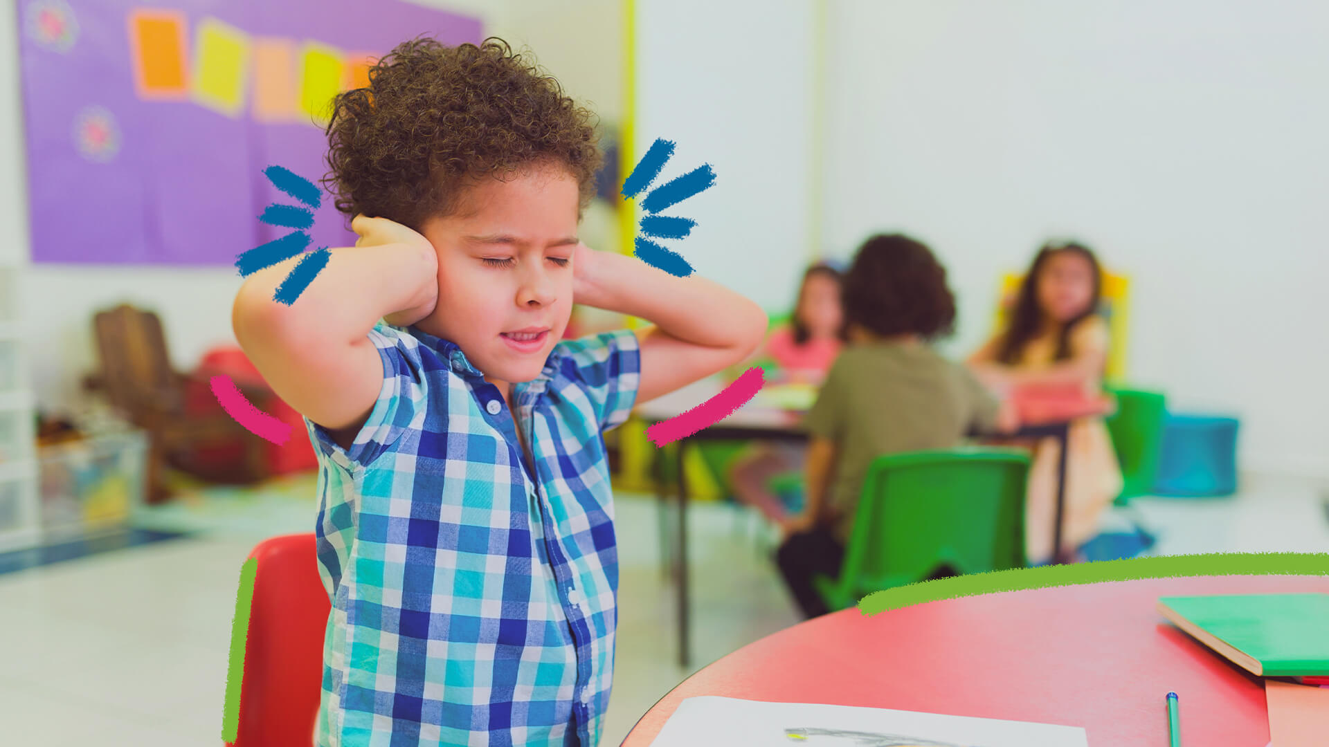 Um menino de pele clara, cabelos crespos castanhos e camisa xadrez azul está com semblante incômodo, com as mãos tapando os ouvidos.