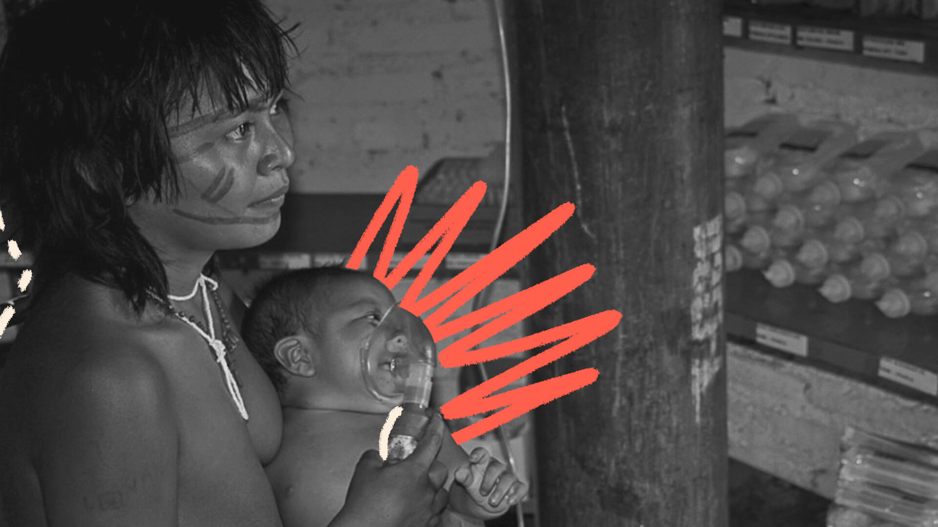 Imagem de uma mulher indígena segurando um bebê, também indígena. A foto está em preto e branco e ilustra uma matéria sobre como crianças yanomami lidam com a emergência em saúde que vivem.