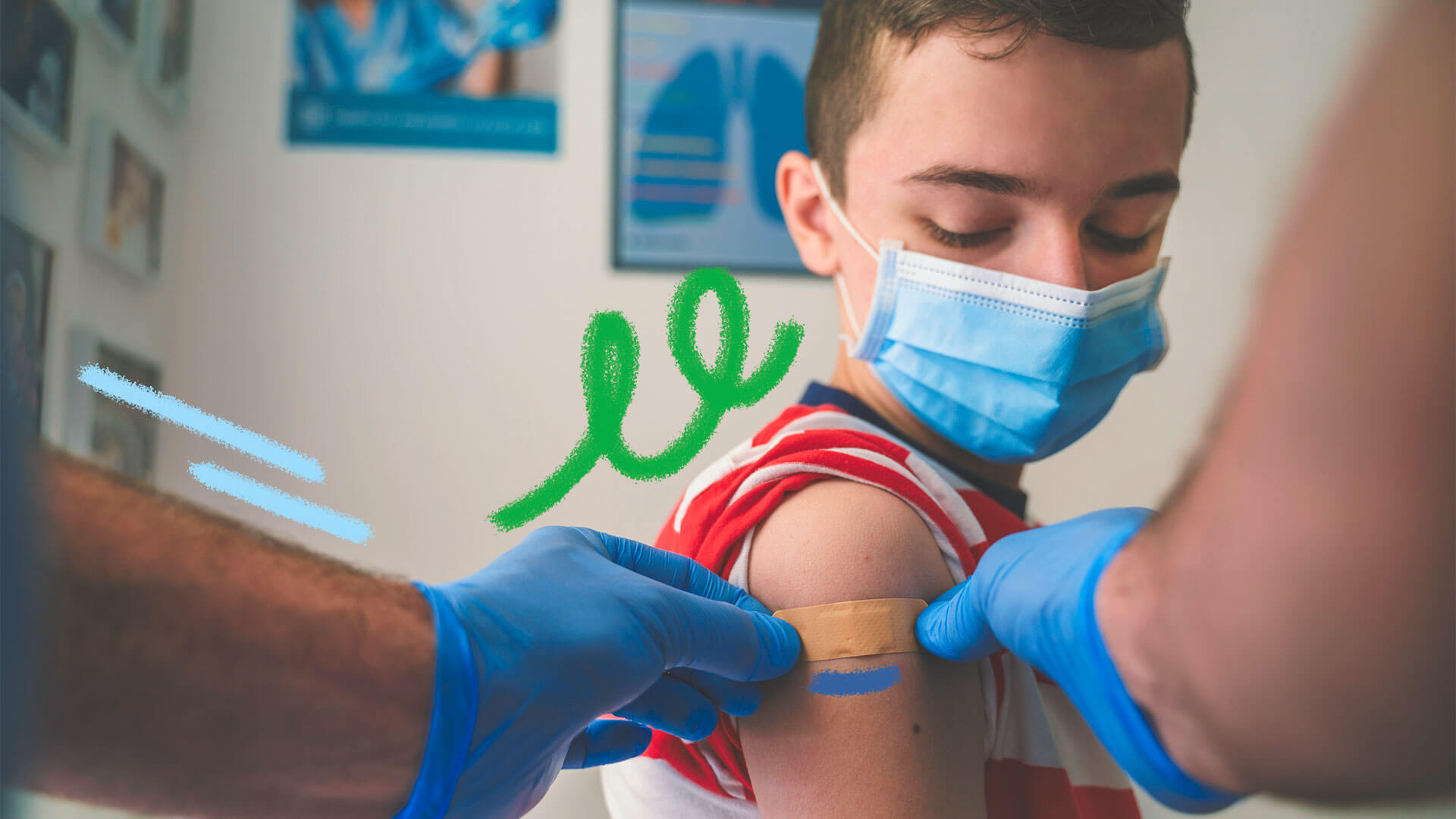 Uma criança branca e com máscara recebe um curativo no braço de duas mãos com luvas cirúrgicas azuis.