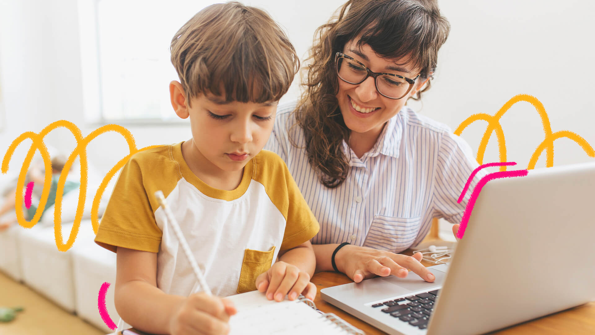 Uma mulher acompanha um menino enquanto faz a lição da escola. Ambos têm pele clara e vestem roupa branca. Além do caderno, há um computador na mesa.