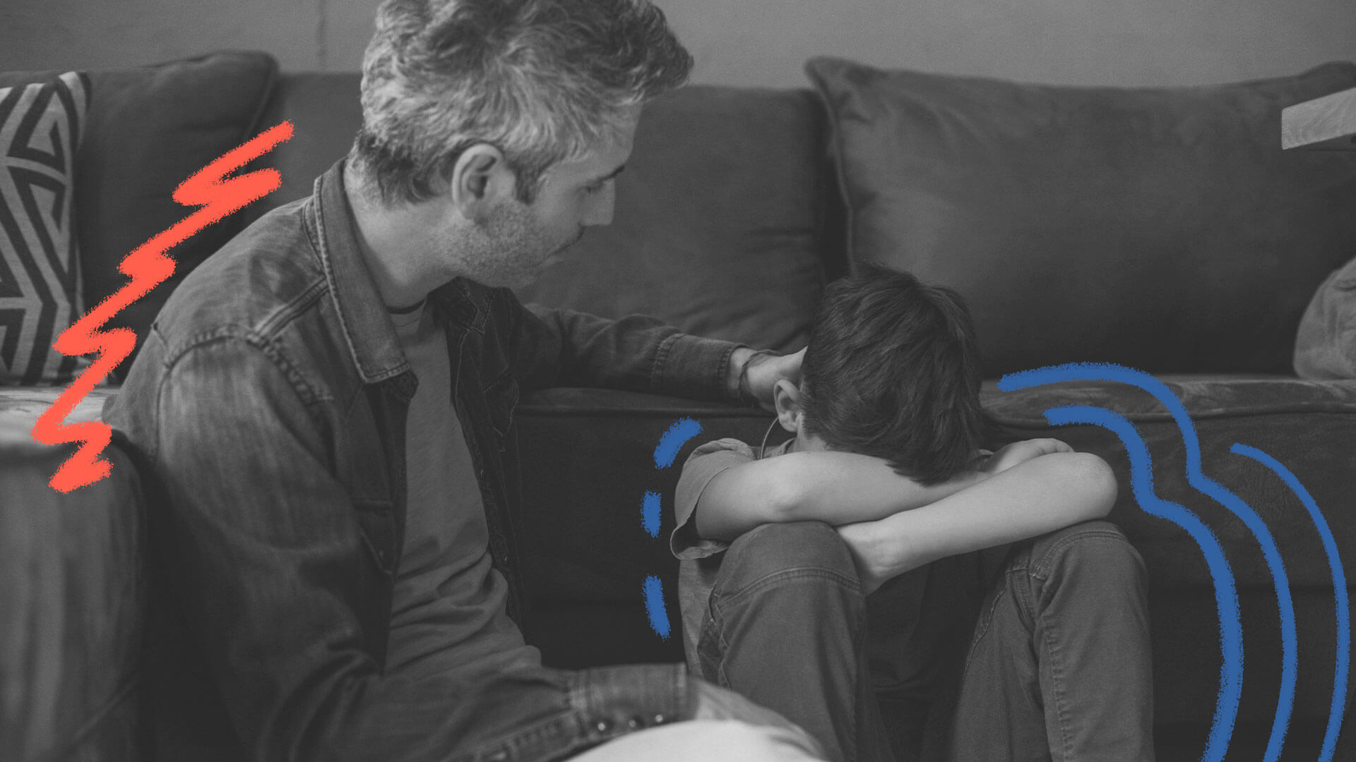 Imagem em preto e branco de um pai olhando o filho esconder o rosto, com a cabeça entre os braços acima dos joelhos.