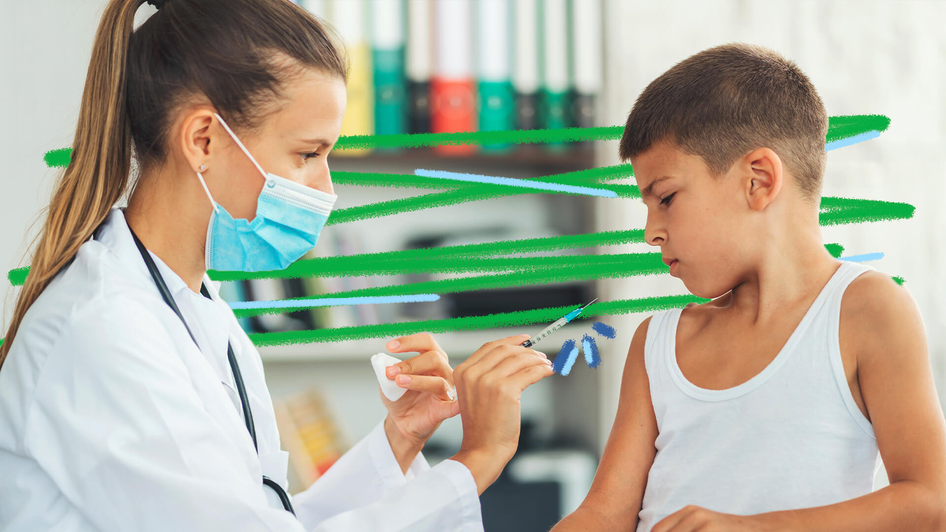 Um menino de pele clara e regata branca olha para uma vacina, segurada por uma profissional da saúde, que usa máscara cirúrgica azul e jaleco branco.
