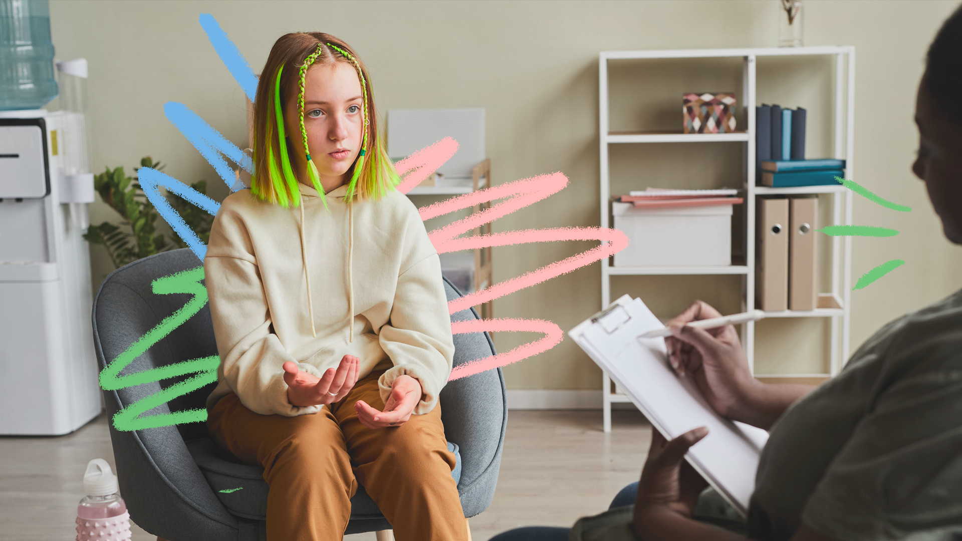 Uma menina está num consultório de psicologia conversando com um profissional que faz anotações num papel. Ela usa blusa branca e calça marrom