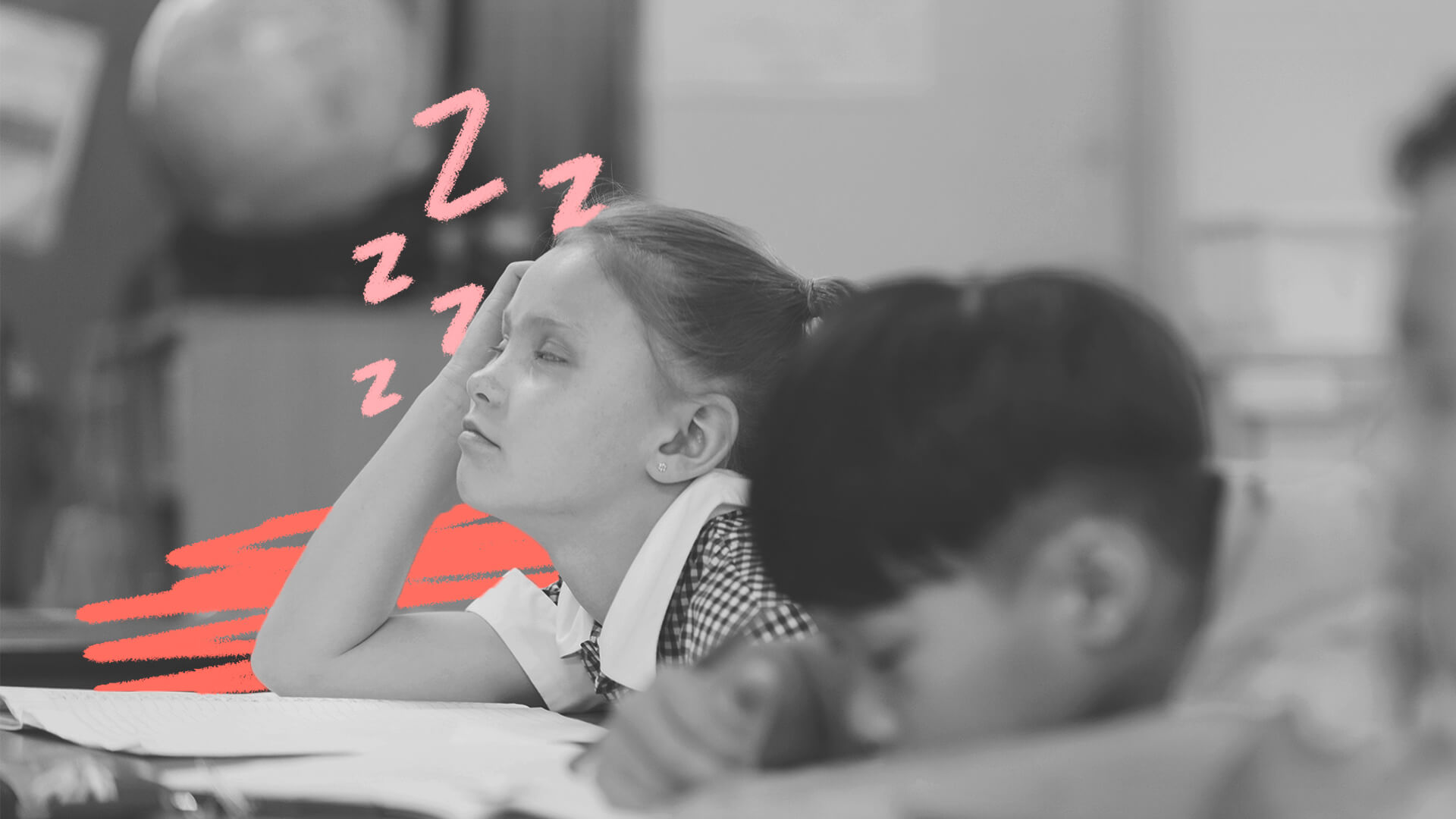 Foto em preto e branco de uma menina dormindo em sala de aula. Ao seu lado, tem um menino fazendo a lição