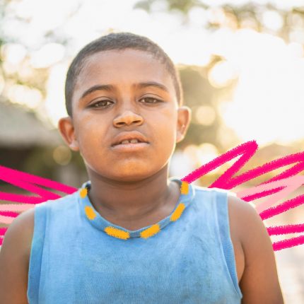 Foto de um menino negro de camiseta regata azul. O texto é sobre a perspectiva menorista ao olhar para crianças e adolescentes