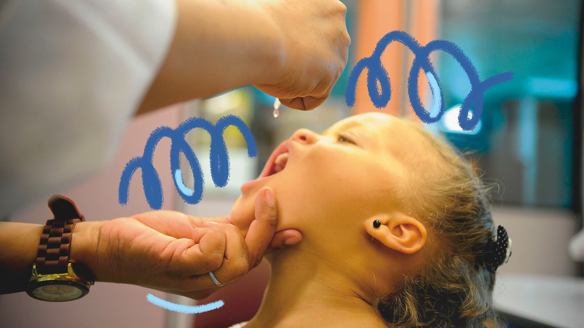 Uma criança toma vacina de gotinhas. A imagem ilustra matéria sobre crianças sem vacina.