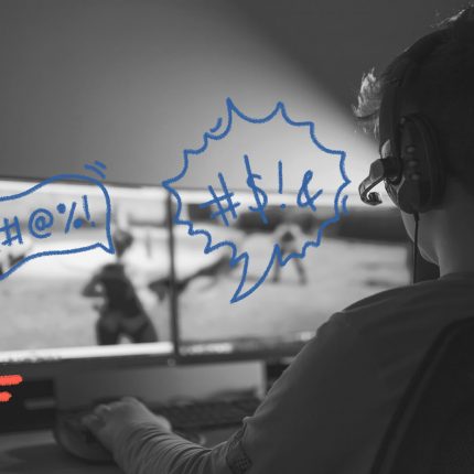 Imagem em preto e branco de um menino jogando jogos on-line, em dois monitores. A imagem possui intervenções de rabiscos simulando xingamentos censurados.