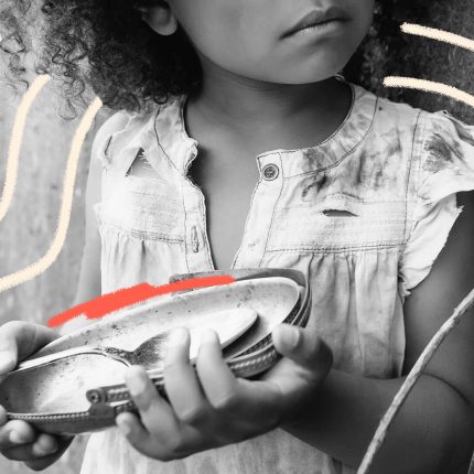 Foto em preto e branco de uma menina segurando um prato vazio e uma colhe; seu rosto não aparece totalmente