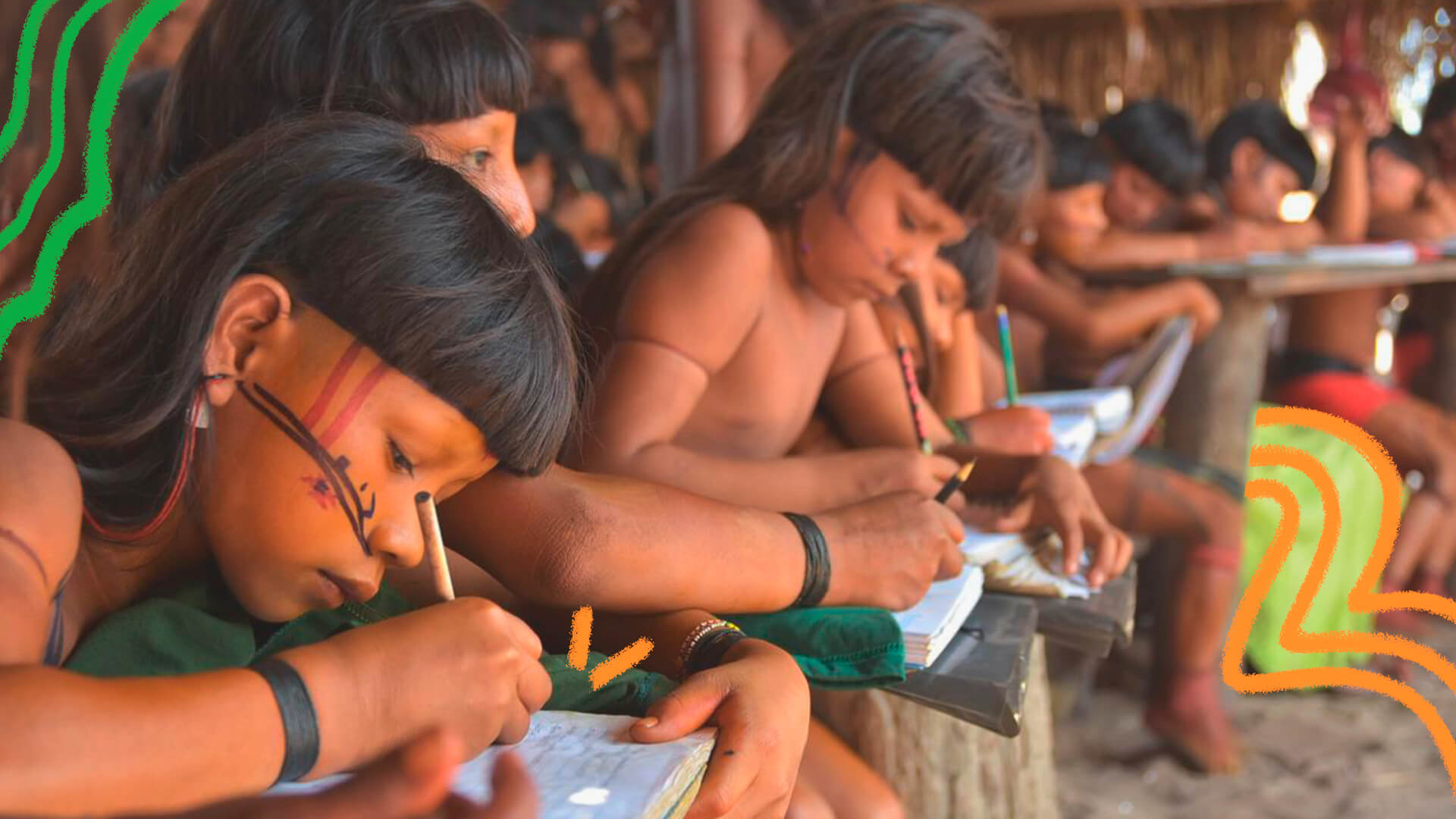 Foto de um grupo de crianças indígenas escrevendo em seus cadernos