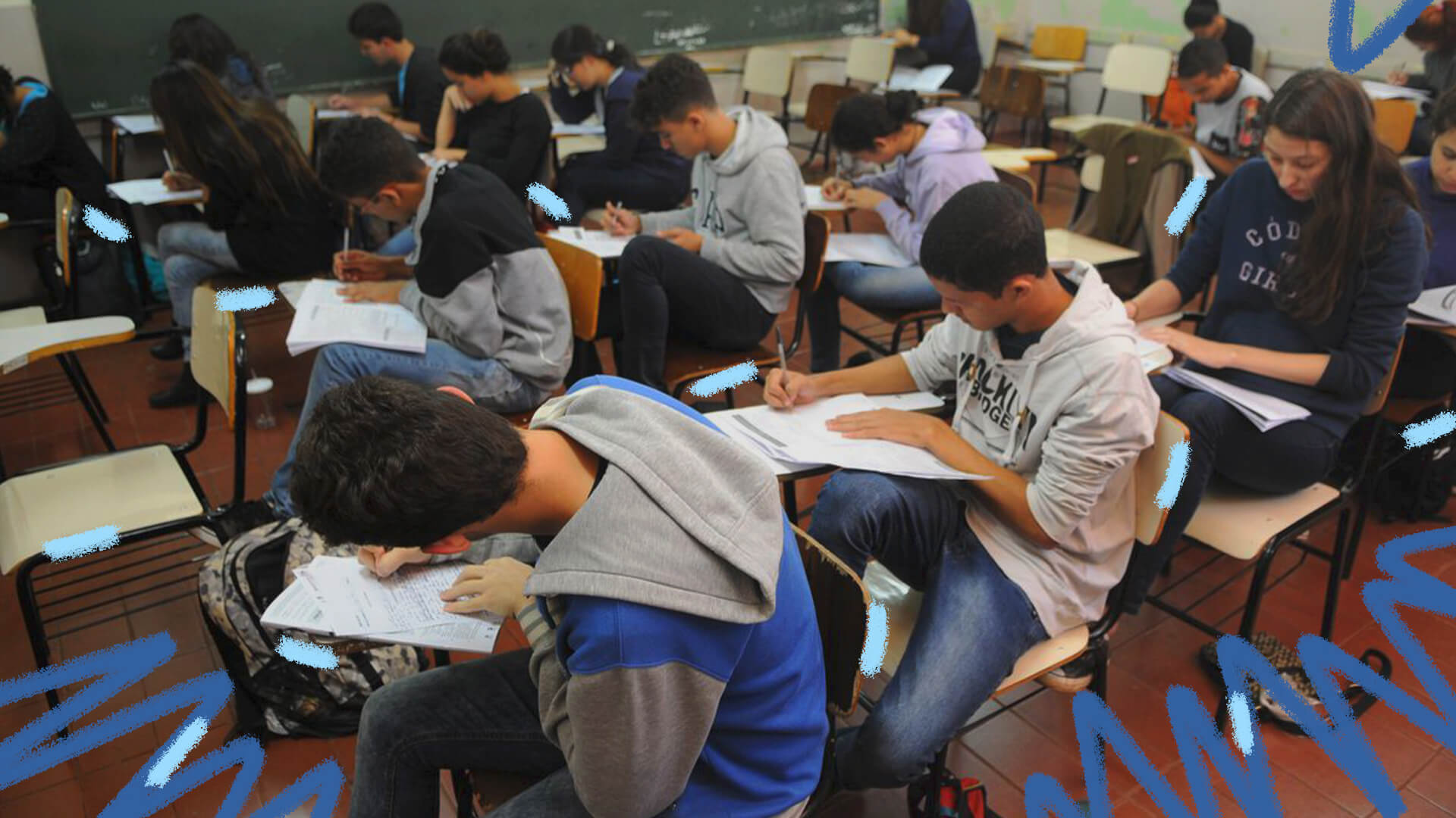 Na imagem, adolescentes em uma sala de aula. A foto ilustra matéria sobre o Novo Ensino Médio.