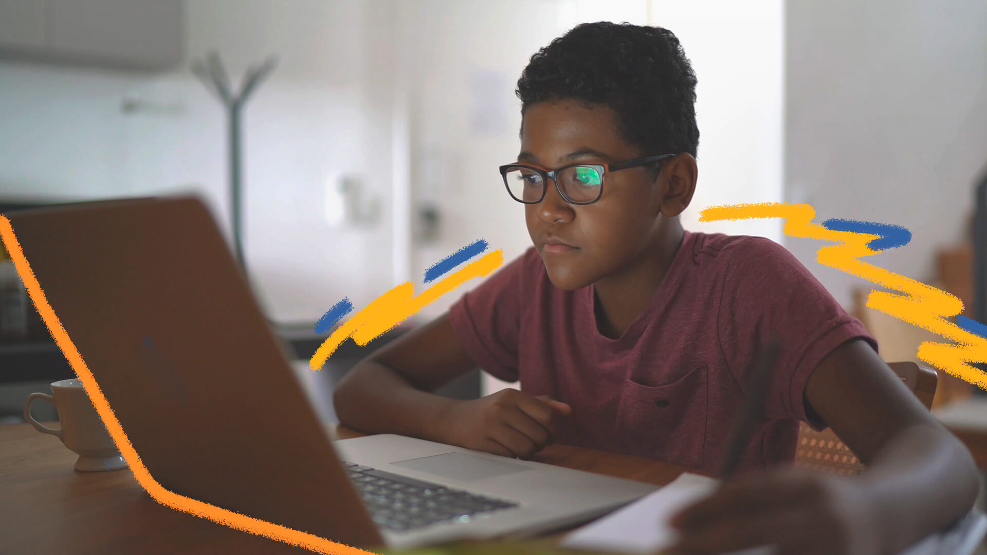 Na imagem, um menino negro de óculos olha para a tela de um notebook. A foto ilustra a matéria: "Por que os dados de crianças e adolescentes não estão seguros?"