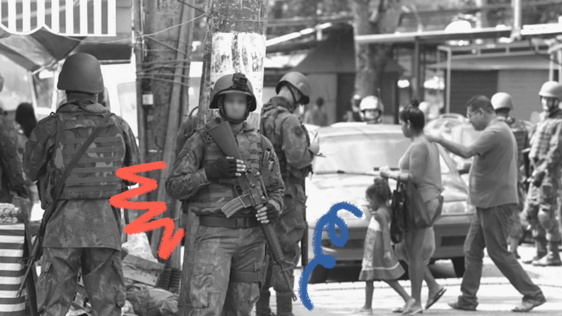 Imagem em preto e branco de um policial fardado segurando um fuzil. A foto ilustra uma matéria sobre operações policiais.