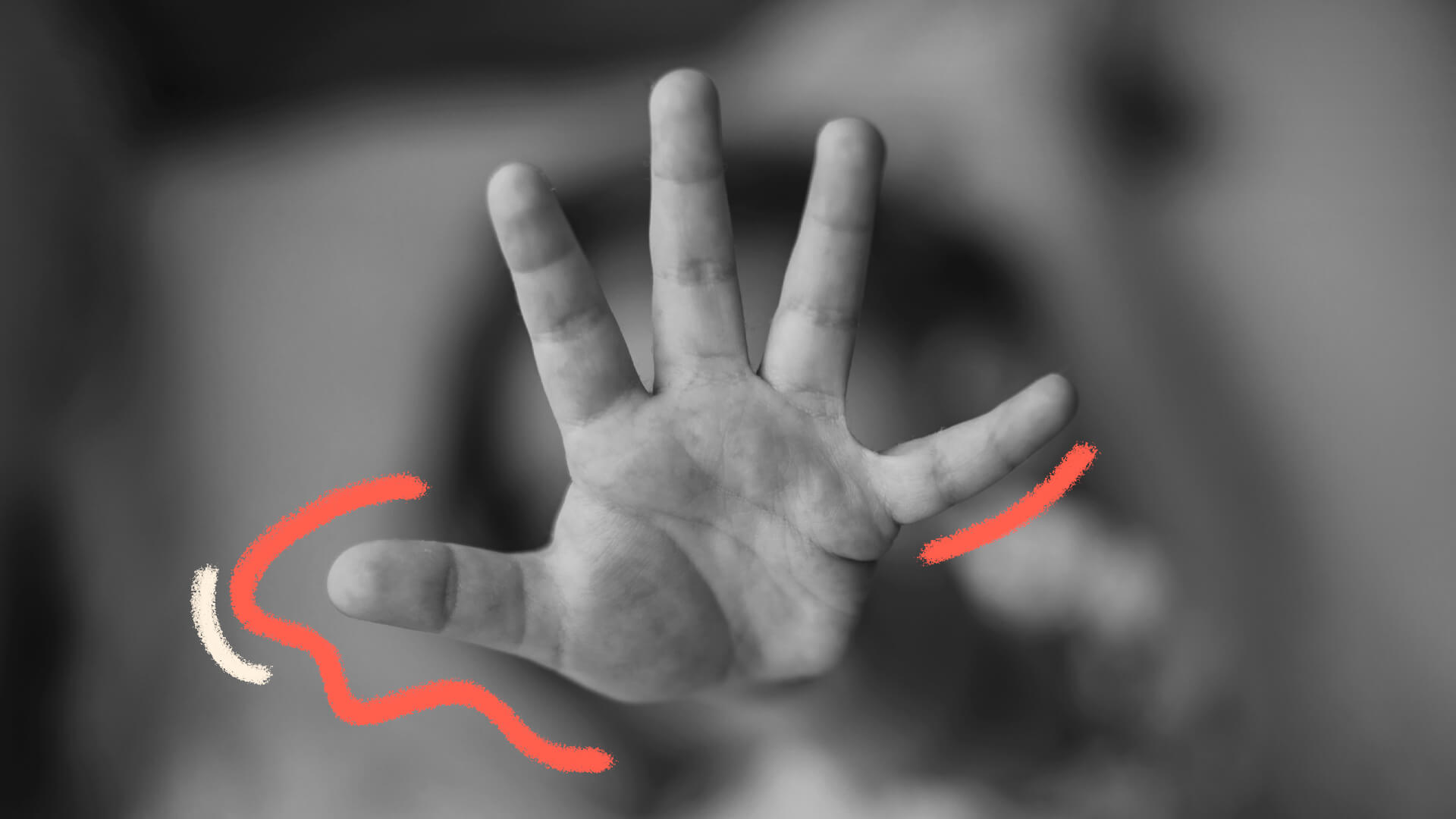Foto em preto e branco de uma mão de criança espalmada, em sinal de pare. A matéria é sobre violência sexual infantil.