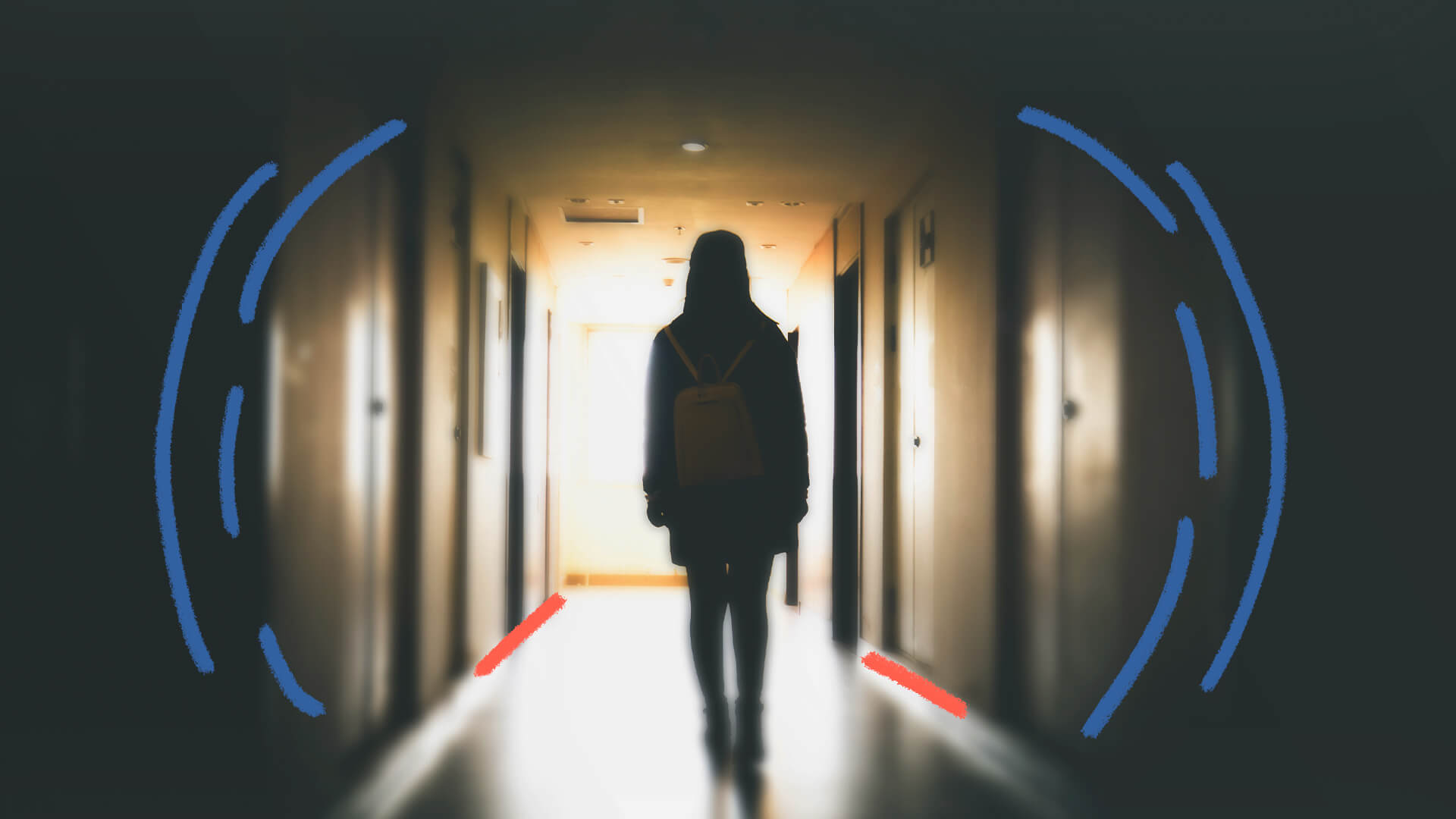 Imagem de uma pessoa adolescente, de costas, com uma mochila. Ela vai rumo a uma porta aberta, com luz saindo dela. A foto ilustra uma matéria sobre adolescentes desaparecidos.