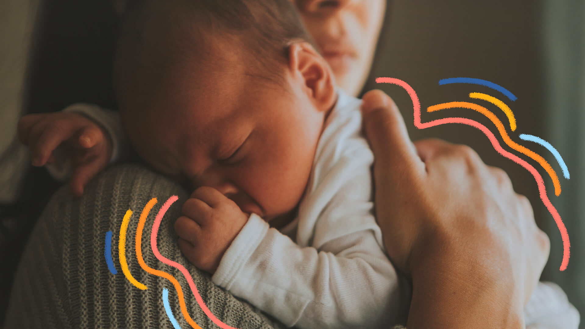 Na imagem, um bebê é segurado no colo por sua mãe. A foto ilustra uma matéria sobre bebê arco-íris.