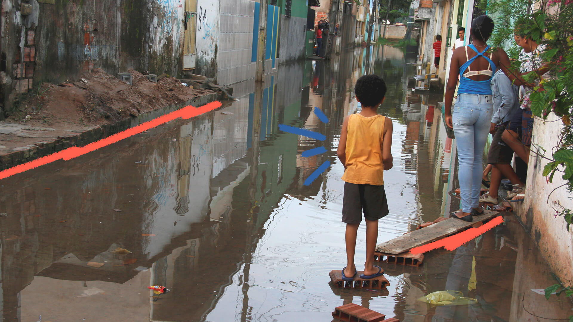 Um menino negro, de costas, olha para a rua tomada por uma enchente. A imagem ilustra uma matéria sobre combate ao racismo ambiental.