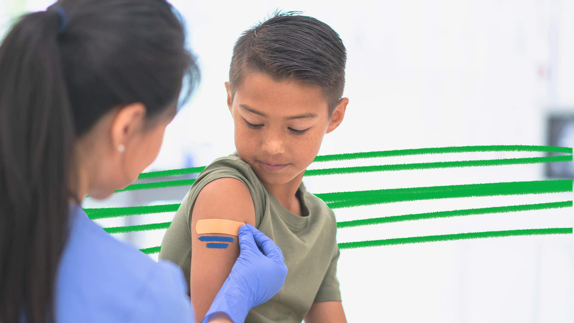 Foto de um menino recebendo um curativo no braço por uma enfermeira. A matéria traz dados atualizados da vacina contra covid-19 entre as crianças para questionar o fim da pandemia