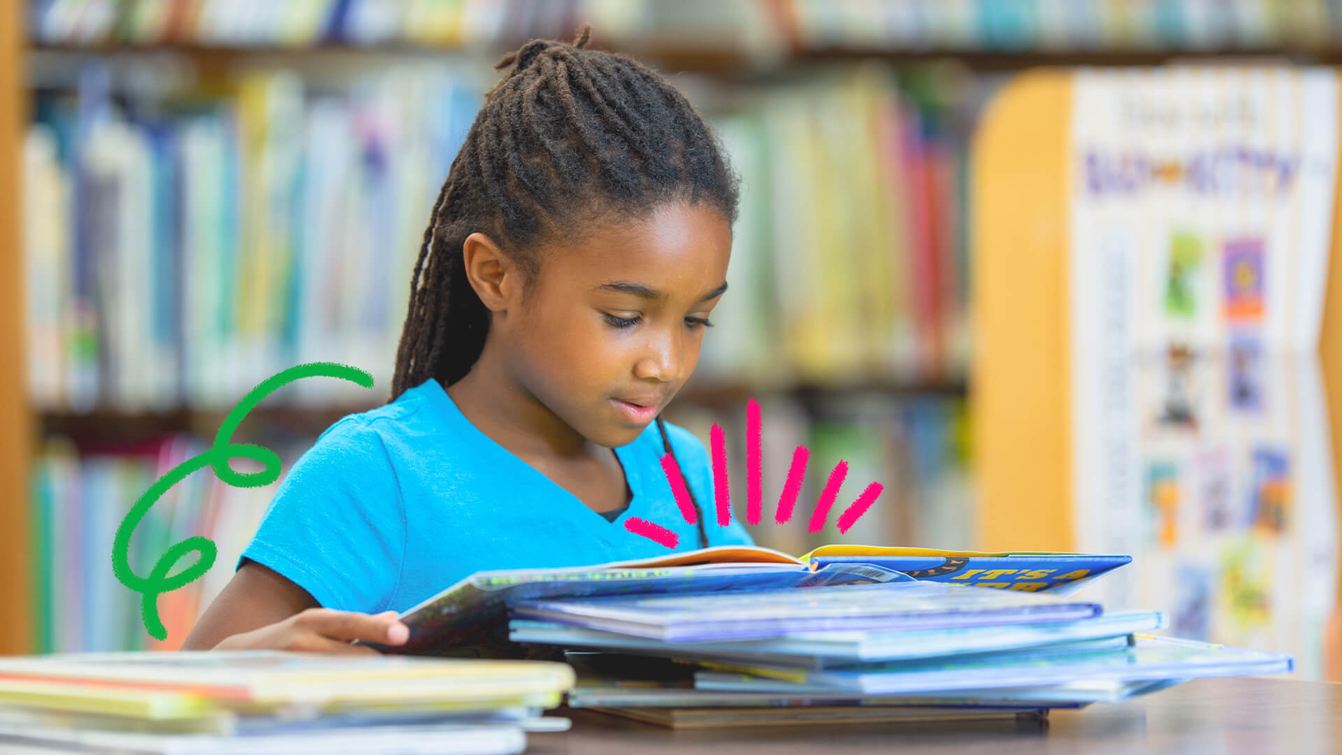 Foto de uma menina negra que usa blusa azul e está estudando com livros didáticos em uma bibliotexa