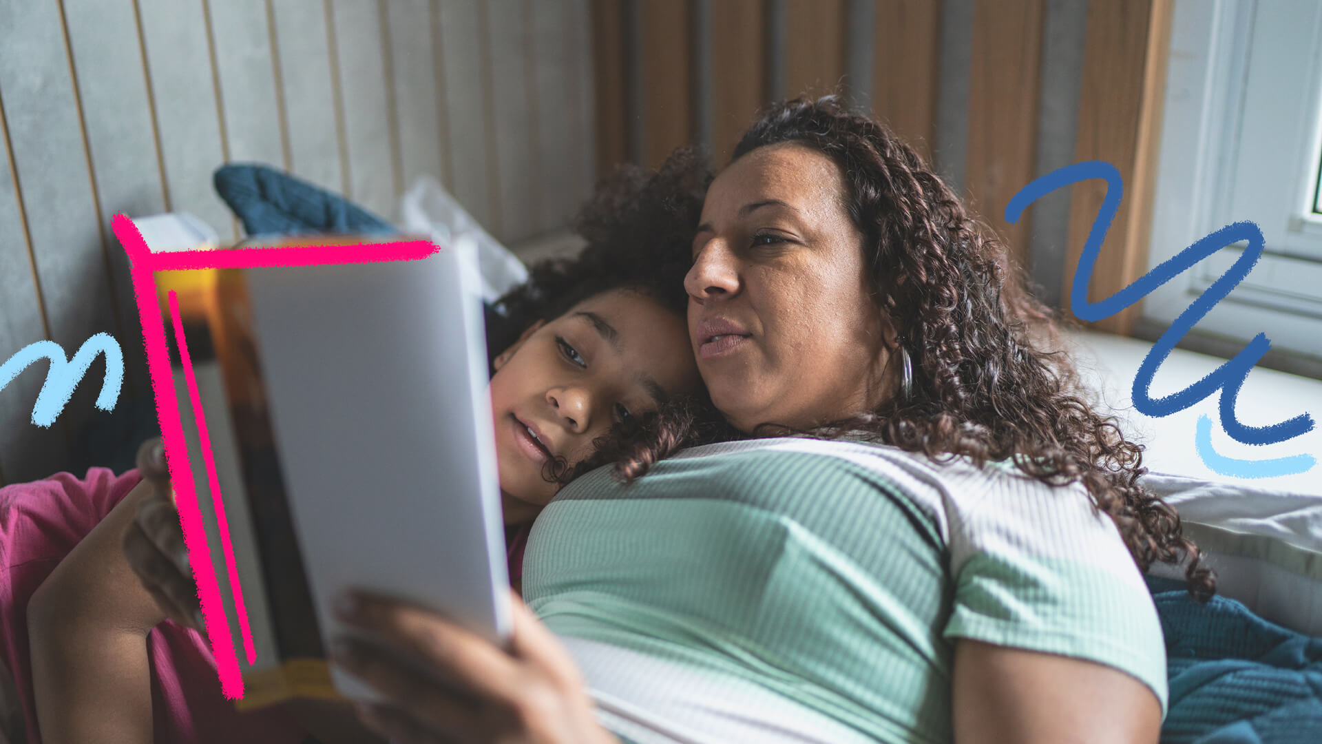 Foto de uma mulher e uma menina que estão deitadas lendo o mesmo livro juntas