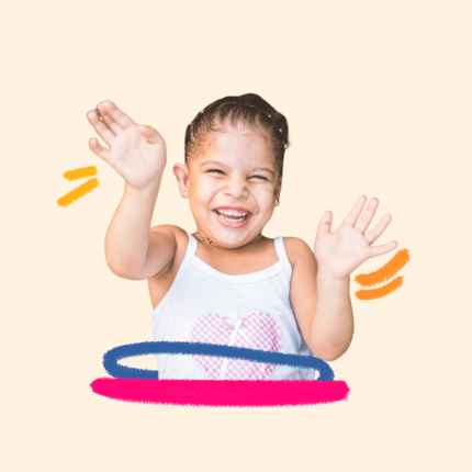 Uma menina de pele clara sorri e acena. A imagem ilustra uma série de conteúdos com atividades para férias das crianças.