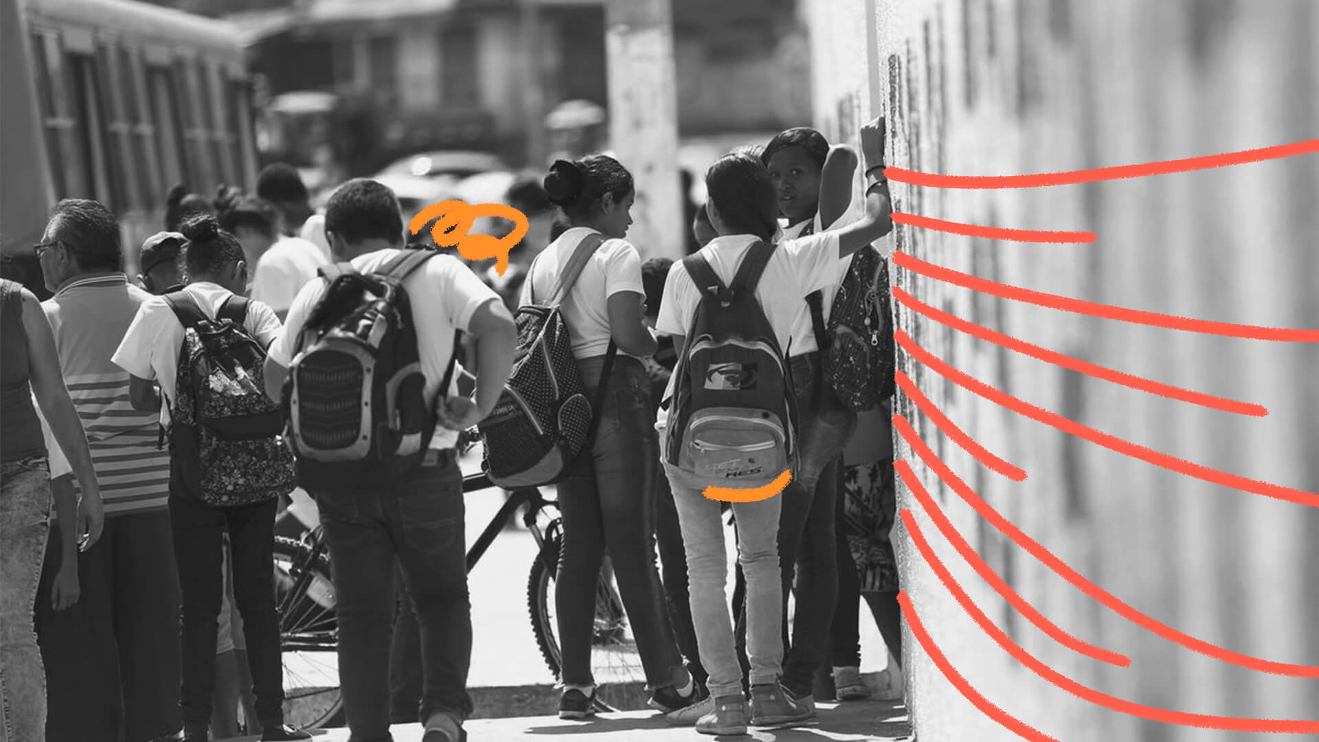 Violência no ambiente escolar: imagem em preto e branco de estudantes reunidos, com mochilas e uniformes.