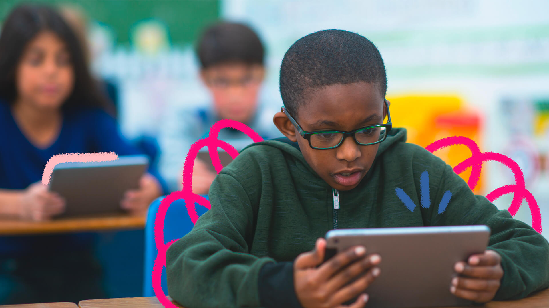 Imagem de um menino negro utilizando um tablet. A foto ilustra matéria sobre educação midiática.