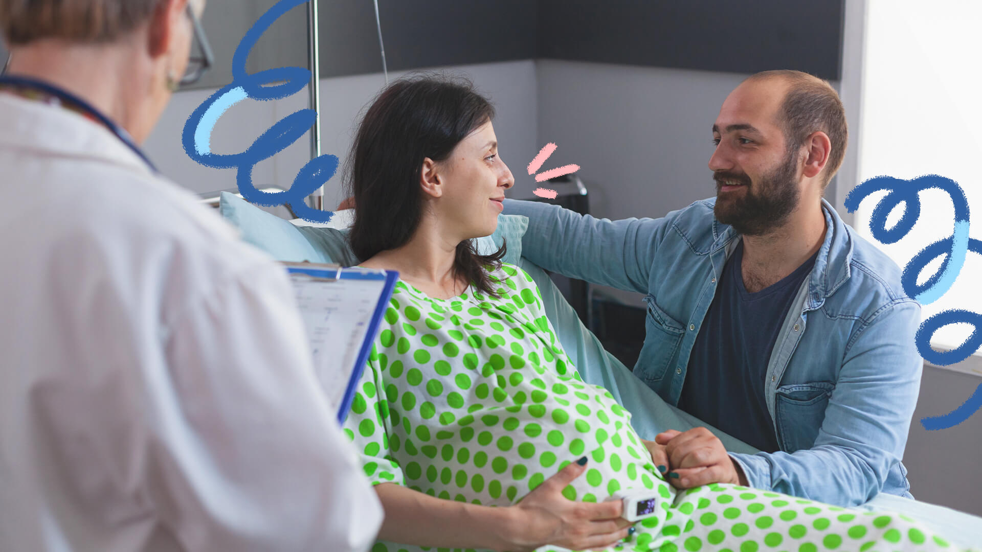 Um casal composto por uma mulher e um homem, brancos, olham um para o outro e sorriem. A mulher está grávida e vestida com um avental hospitalar, sentada em uma cama. A foto ilustra matéria sobre HIV na gravidez.