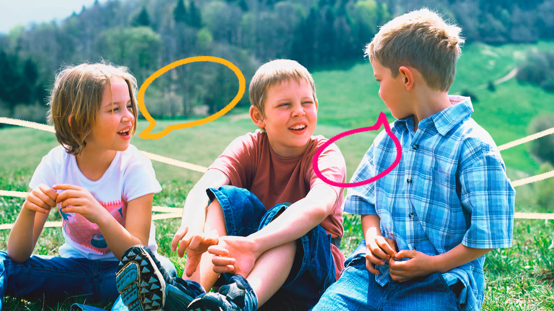 Três crianças brancas sentadas na grama se olhando e conversando. Ilustrações de balões coloridos indicam um diálogo entre eles.