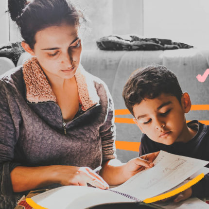 Mãe e filho olham para um caderno. A imagem possui intervenções de rabiscos coloridos.